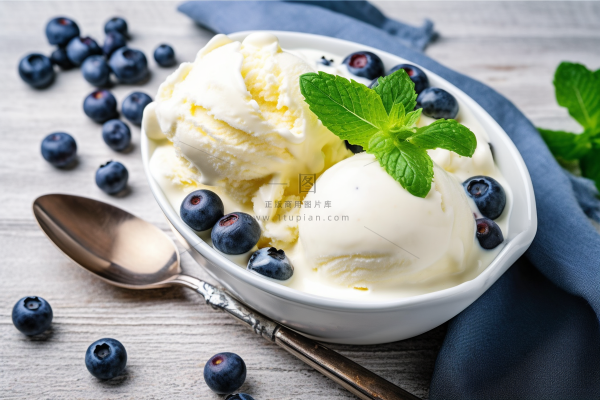 香草蓝莓冰淇淋甜点摄影图