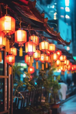 新年春节街道屋檐的灯笼热闹喜庆摄影图