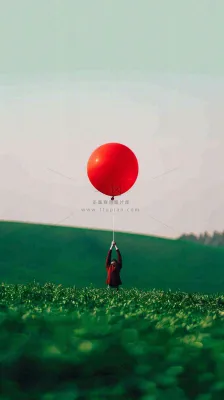 草地天空中的红色气球愚人节摄影图