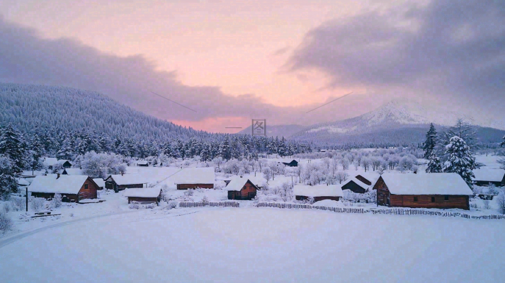 雪山下的村庄晚霞风景雪景摄影图