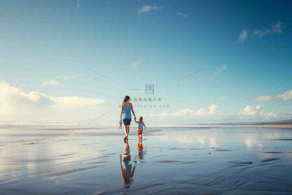 夏日海边沙滩妈妈和孩子散步母亲节温馨摄影图