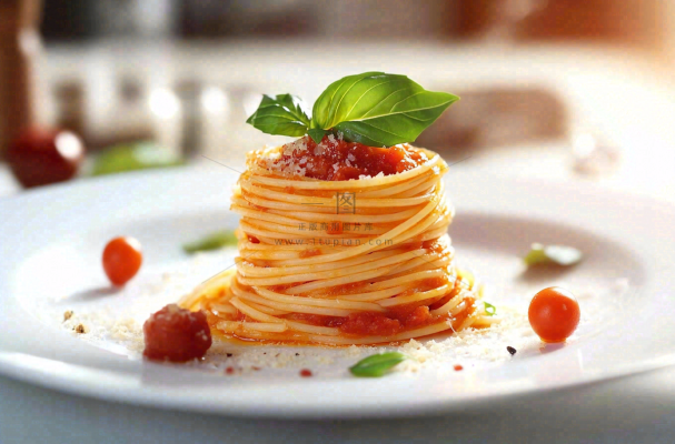 美味的意大利面番茄奶油意面罗勒叶美食摄影图