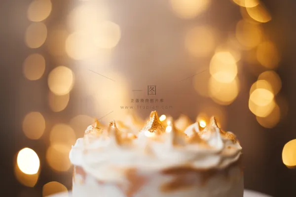 蛋糕生日甜点光圈光影氛围摄影图