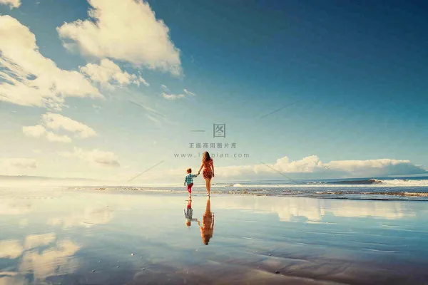 夏日海边沙滩妈妈和孩子散步母亲节温馨摄影图