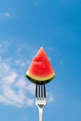 叉子西瓜美食清爽天空蓝色背景
