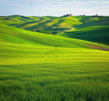 春天连绵山脉绿色草地郊游，清新惊蛰春分摄影图