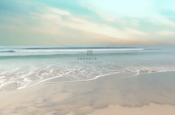 波涛汹涌的海岸倒映在沙滩上，浅青色和浅米色的风格，充满活力的舞台背景，宾得645n，迷人摄影图