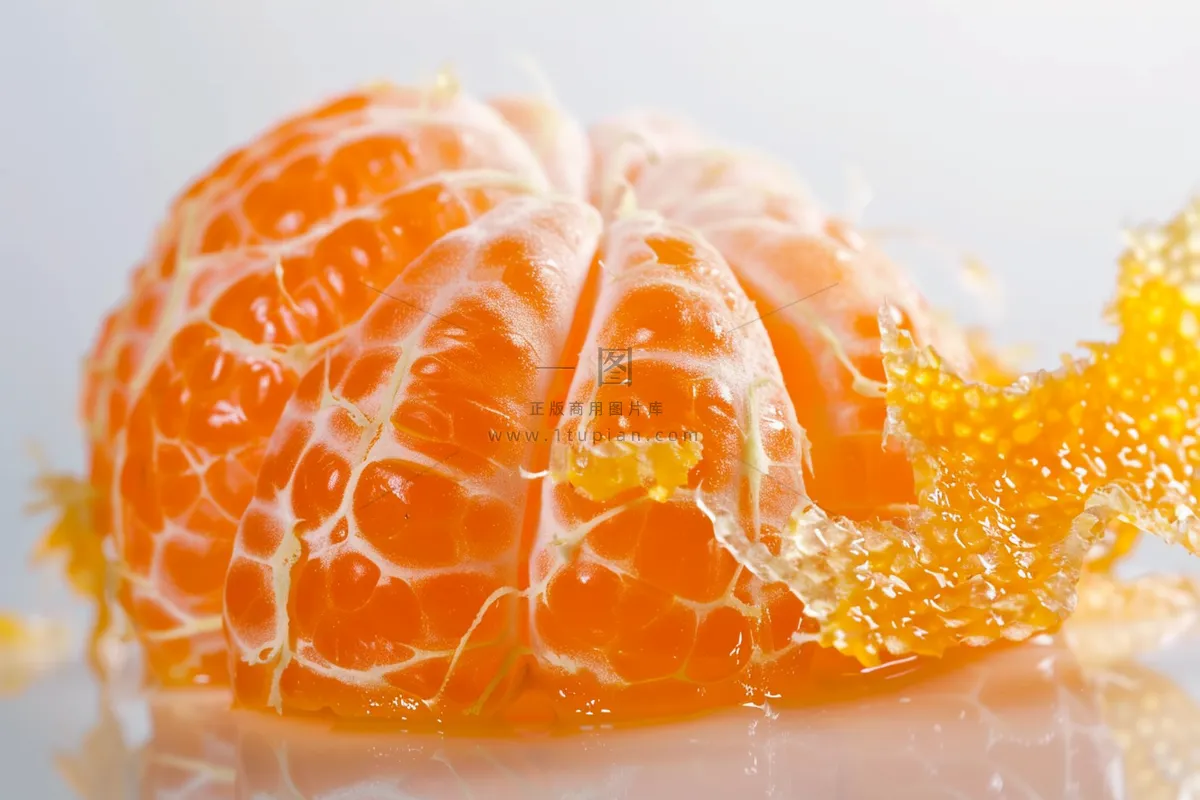 橘子剥开新鲜水果摄影图