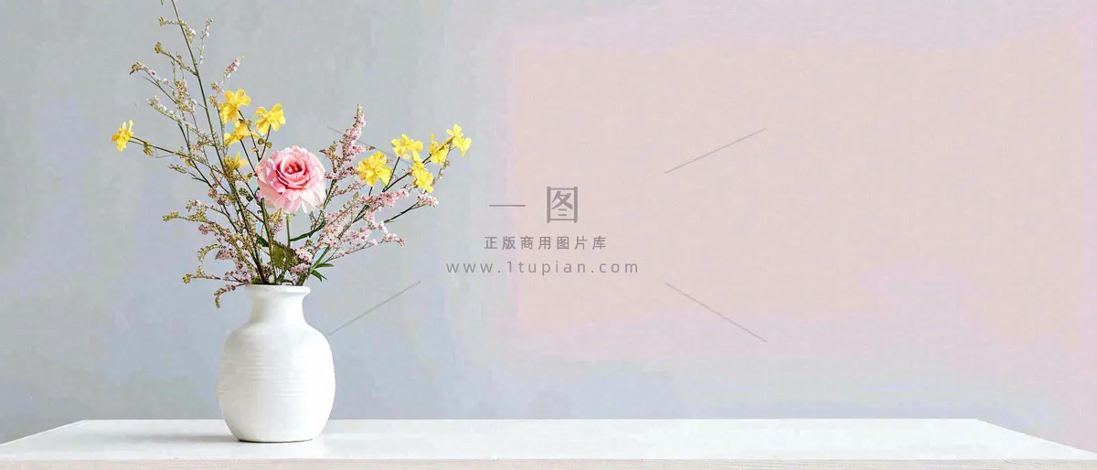 简约的墙面前有一瓶鲜花花束绿植，鲜艳清新新鲜室内装饰摄影图