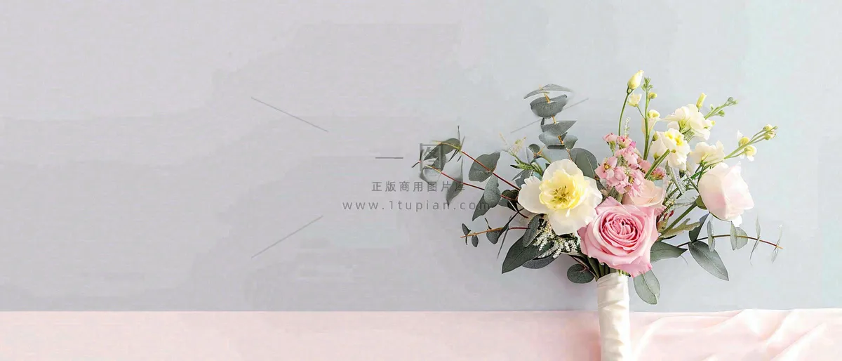 简约的墙面前有一瓶鲜花花束绿植,鲜艳清新新鲜室内装饰摄影图
