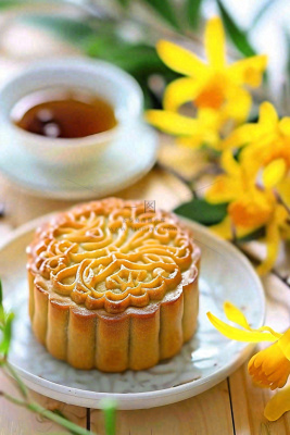 精美月饼中秋美食小清新鲜花装盘摄影图