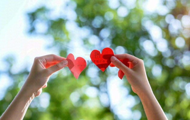 手拿红色爱心比心场景阳光唯美小清新情人节七夕摄影图