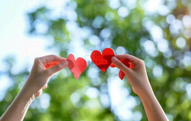 手拿红色爱心比心场景阳光唯美小清新情人节七夕摄影图