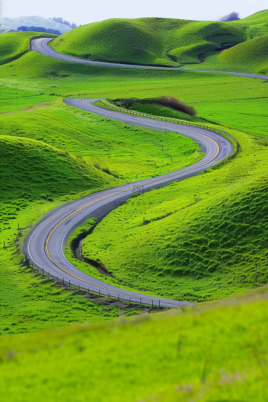 草甸草原的公路摄影图