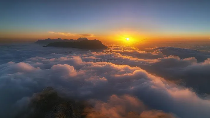 清晨日出朝霞云层山川摄影图