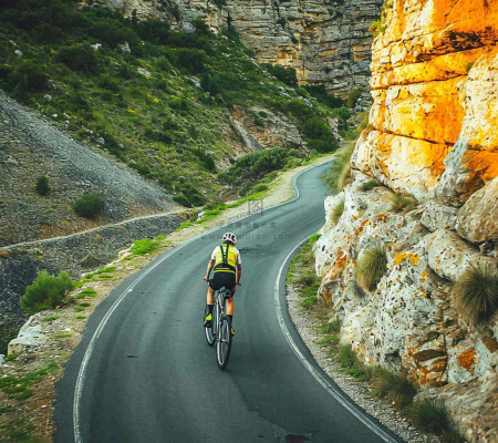 骑自行车登山车热血体育运动，山地自行车比赛户外极限摄影图