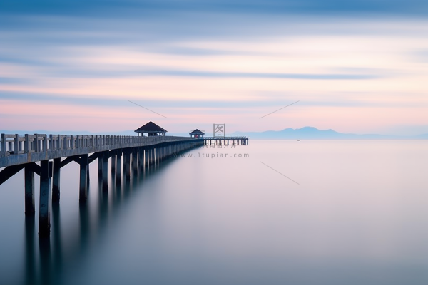 海边栈道夕阳晚霞倒影海面粉紫蓝色晚霞摄影图