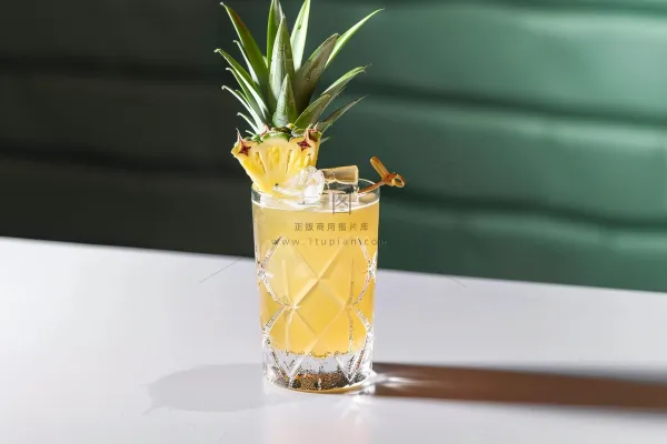 菠萝冰镇饮料汽水摄影图