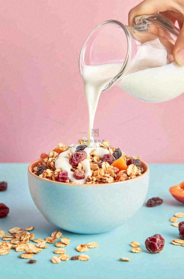 果干燕麦酸奶草莓蓝食物饮品摄影图