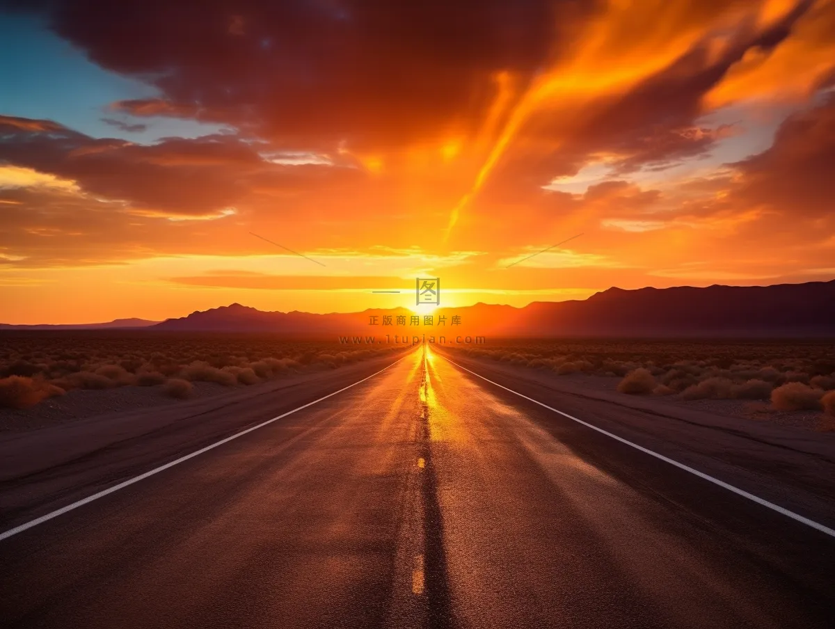 延绵的公路夕阳落日余晖晚霞摄影图