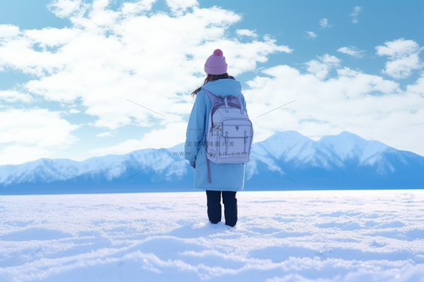 冬天一个女生背包走在山林里雪景摄影图