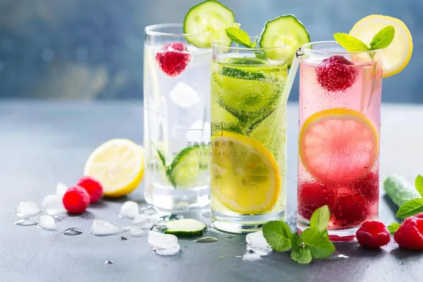 夏日冰镇汽水气泡果酒饮料摄影图