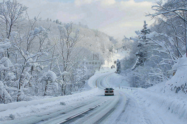 冬天雪山山区公路行驶的汽车白雪覆盖寒冷摄影图