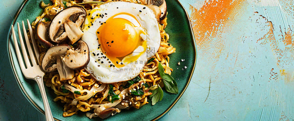 美食方便面鸡蛋意面西餐简餐摄影图