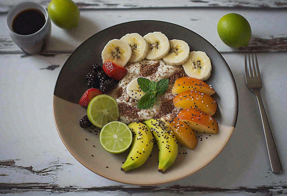 美食水果拼盘早餐沙拉咖啡，牛油果香蕉草莓奇异果果汁摄影图