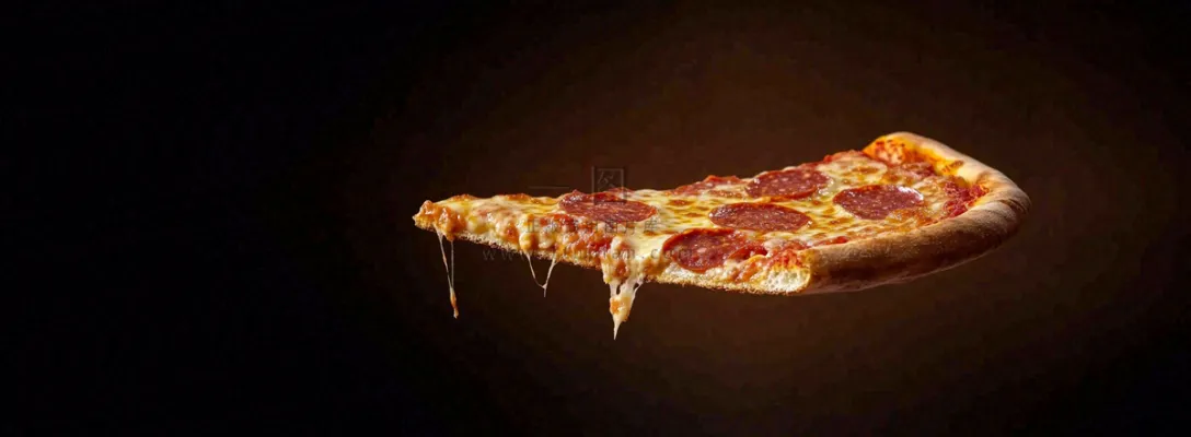 美味的披萨芝士培根腊肠美食摄影图