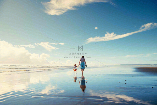 夏日海边沙滩妈妈和孩子散步母亲节温馨摄影图