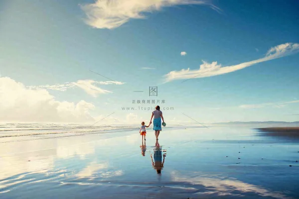 夏日海边沙滩妈妈和孩子散步母亲节温馨摄影图