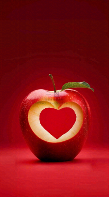 红色苹果掏爱心形状创意平安夜摄影图