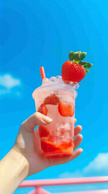 夏天阳光蓝天白云草莓饮料饮品果汁，清新摄影图