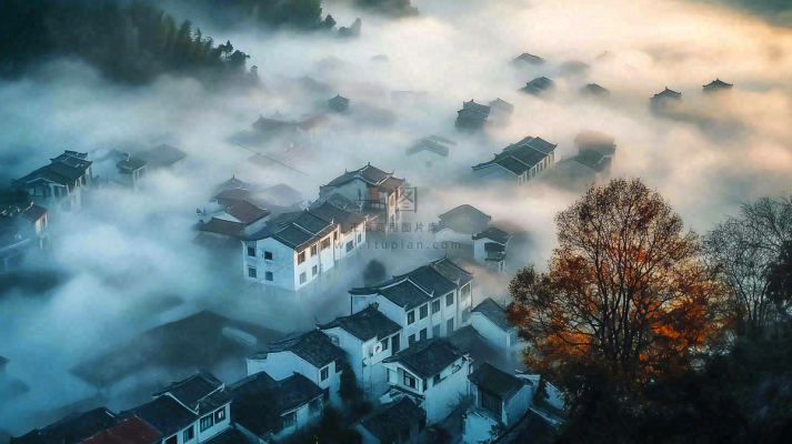 江南风景屋檐瓦舍雾村庄山林摄影图