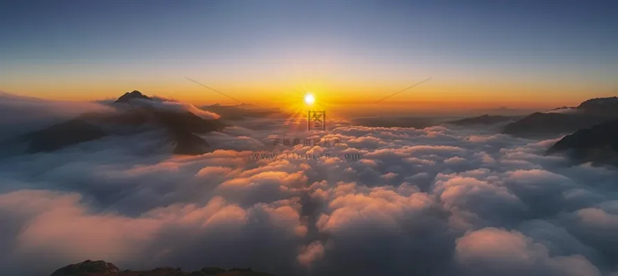 清晨日出朝霞云层山川摄影图