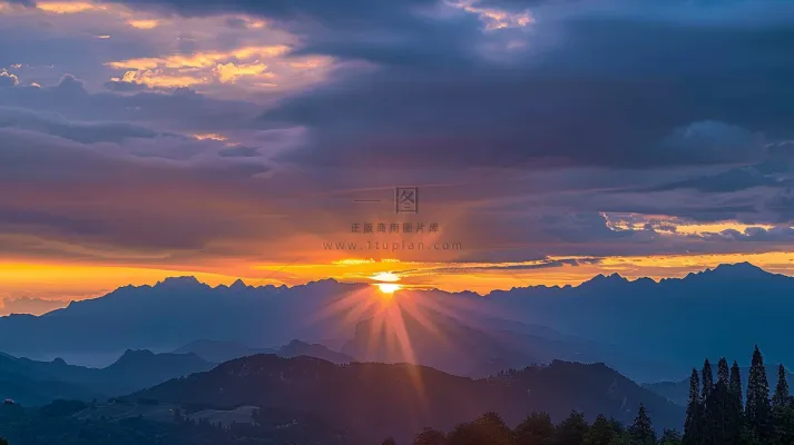 清晨日出朝霞云层摄影图