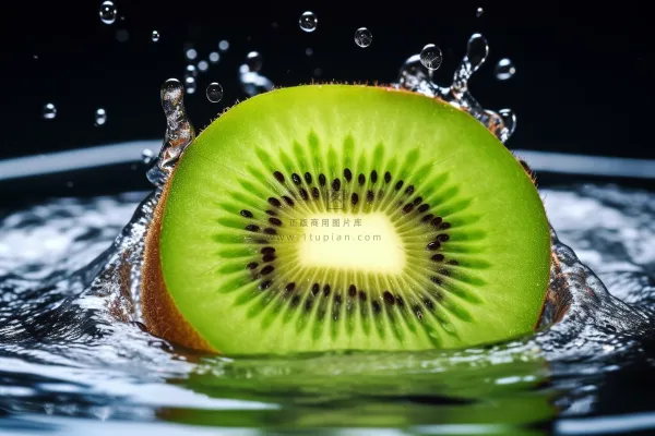 猕猴桃水果水里水花摄影图