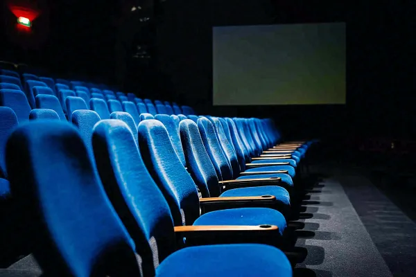 豪华电影院观影场景摄影图