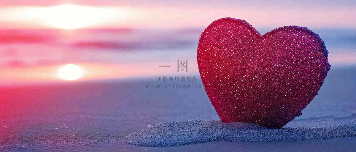 情人节浪漫海边沙滩爱心落日温馨