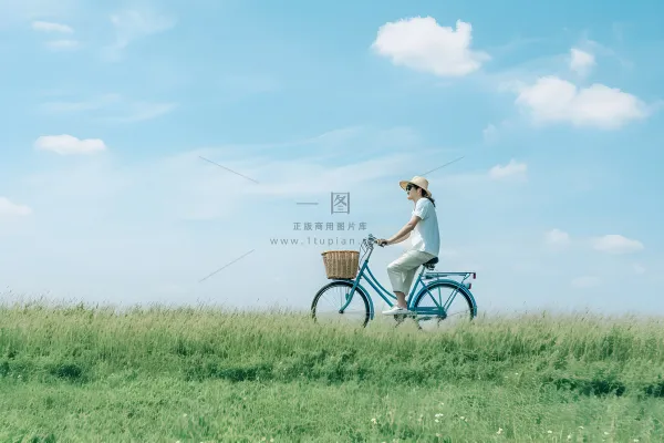 清新草地骑车云朵背景
