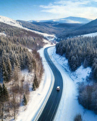 白雪雪山里的公路风景摄影图