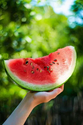 夏日解暑西瓜手握西瓜清凉夏至大暑处暑摄影图