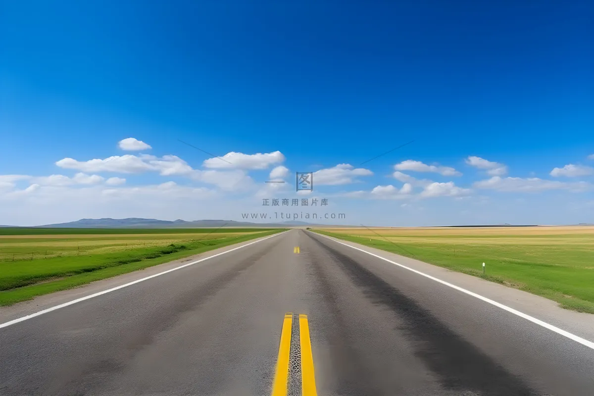 广阔平原中间的一条路，一条通向远方的空旷道路摄影图壁纸