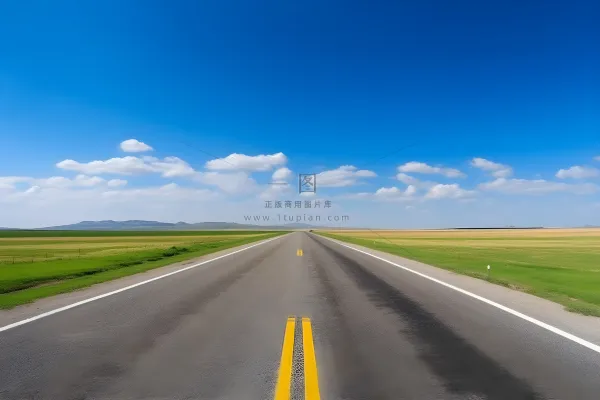 广阔平原中间的一条路，一条通向远方的空旷道路摄影图壁纸