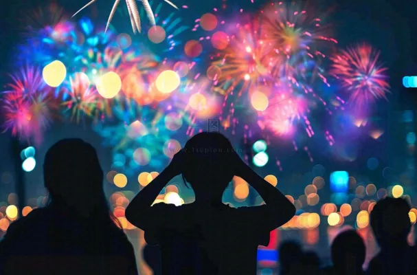 烟花绽放节日人物剪影背景庆祝小年除夕夜背景