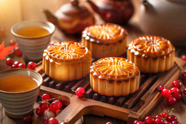 中国传统糕点月饼竹制托盘上的茶杯中秋节摄影图