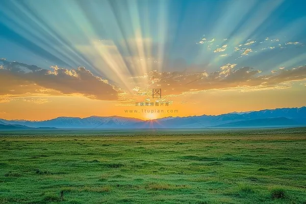 清晨日出朝霞云层山川摄影图