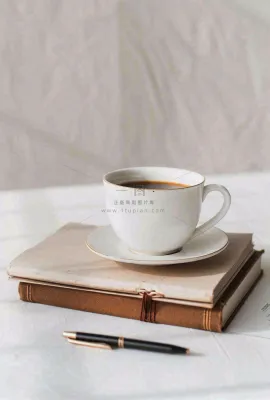 书本课本上的咖啡饮料教师节唯美摄影图