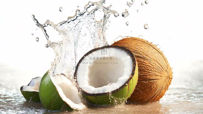 椰子汁飞溅新鲜果汁摄影图